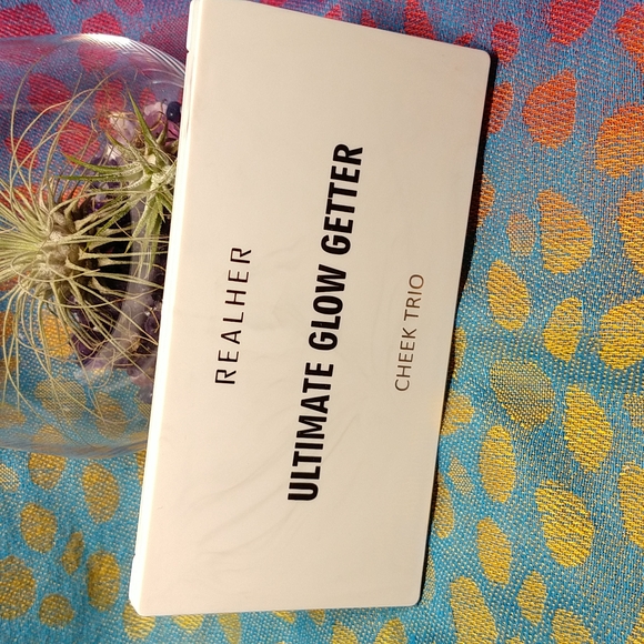 Realher - Ultimate Glow Getter – cheek trio - Picture 4 of 5
